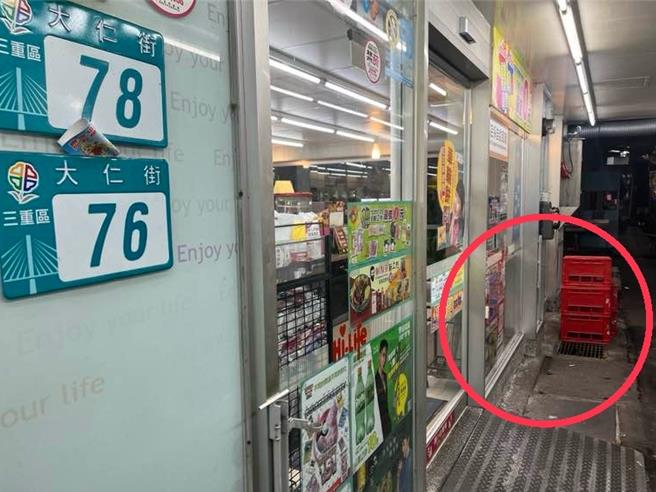 新北市三重区大仁街某便利商店前一处水沟盖严重破损，去年7月4岁董小妹意外踩入，造成右大腿及小腿长达20公分深度撕裂伤。（彭佳芸办公室提供／刘玮晴新北传真）