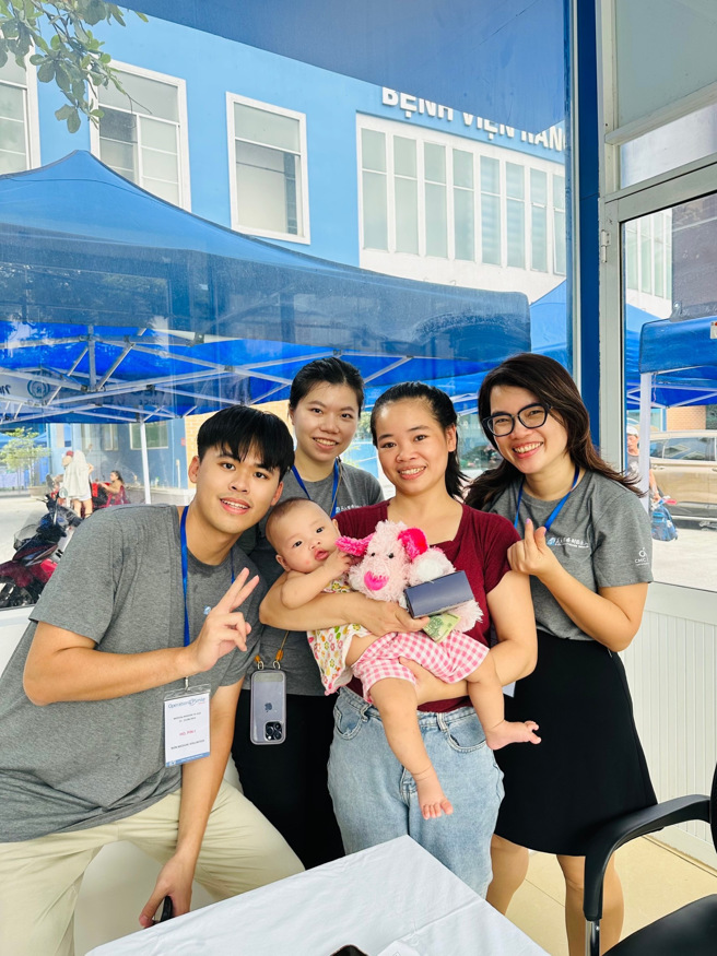 義守大學醫學系何品逸(左1)、陳韻文(左2)，從孩童與家長的眼神中，深刻感受到真誠的感謝，也是義診服務中最大的感動(照片/義守大學提供)。