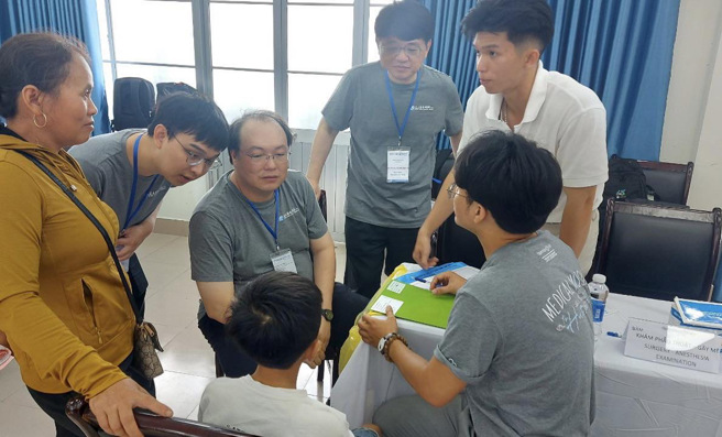 學生走出教室拓展視野，從義診服務中學會視病如親，重視對於病患的同理關懷(照片/義守大學提供)。