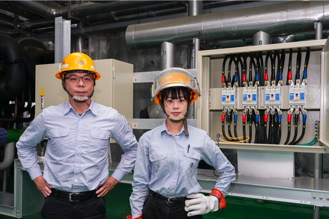 外号「台电学姐」的郭庭均(右)本次担任选手宣誓代表，也和前辈林岳皇一同代表高雄区处参加节能诊断竞赛。（台电提供）