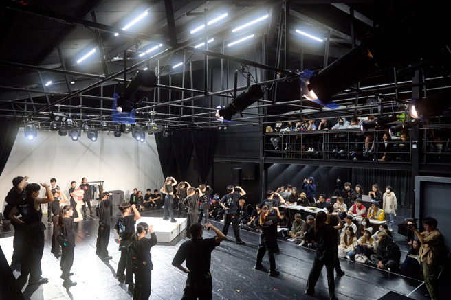 《苦魯人生》音樂劇詮釋剛上大一對劇場充滿夢想女孩的故事，醒吾科大表藝系演員及幕後同學們齊聚摘星閣，一次又一次熱血綵排。(圖片/吾限熊報社楊政道提供)