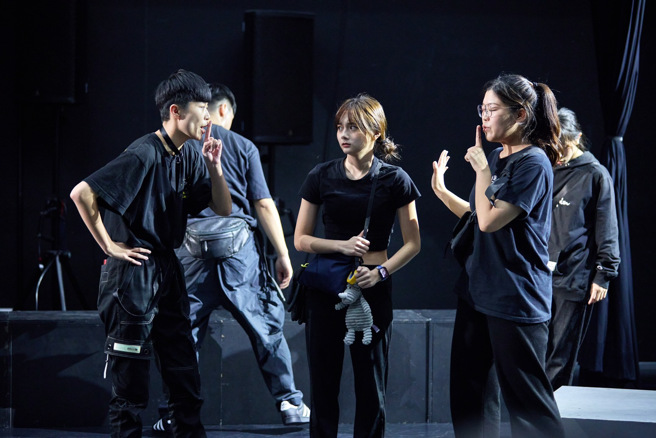 醒吾科大藝人米米(圖中邵奕玫，表藝系大四生)獨唱《我的夢想是進劇場！》字字清脆，聲聲宛轉，如新鶯出谷令人驚豔。(照片/吾限熊報社楊政道提供)