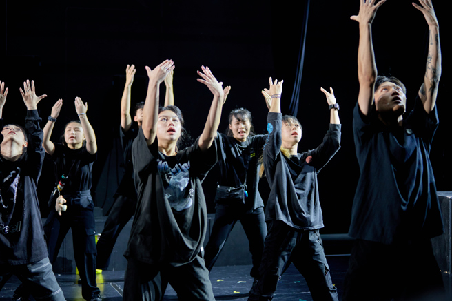 醒吾科大表藝系109級畢展改編自刺點創作工作坊原創音樂劇《苦魯人生》，增添青春校園風格元素，參演同學們展現學習成果，呈現值得深思的劇場作品。(照片/吾限熊報社楊政道提供)