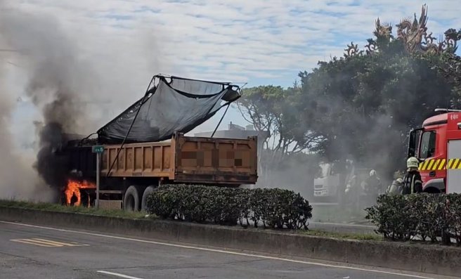 撞上等红灯砂石车酿火烧车，「车头全烂」浓烟蔽天2人惊险逃生。（翻摄自影片）