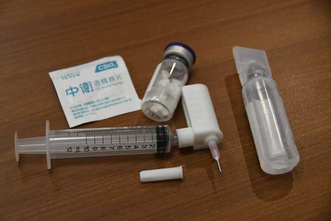 「防针扎及具收纳的针头构造」，提供护理师在备药时、给药时、给药后的全面性针扎防护。(照片/慈济科技大学提供)