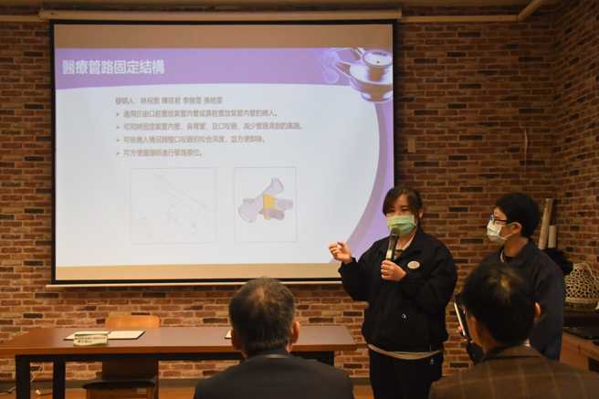 「医疗管路固定结构」让护理师方便进行管路更换，避免病人皮肤撕除伤、灌食、抽痰等照护措施。(照片/慈济科技大学提供)