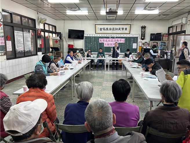 台中大里东势尾社区活动中心涉嫌占用私有土地，经公所办理结构安全评估鑑定后，决定只拆除占用私地部分建物，其余「原地保留整建」，公所17日召开说明会。（李天生提供／冯惠宜台中传真）