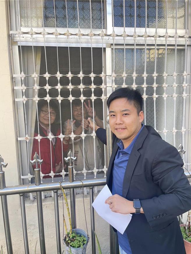 林家兴承诺整建期间将服务处供东势尾社区发展协会举办活动使用。（林家兴提供／冯惠宜台中传真）