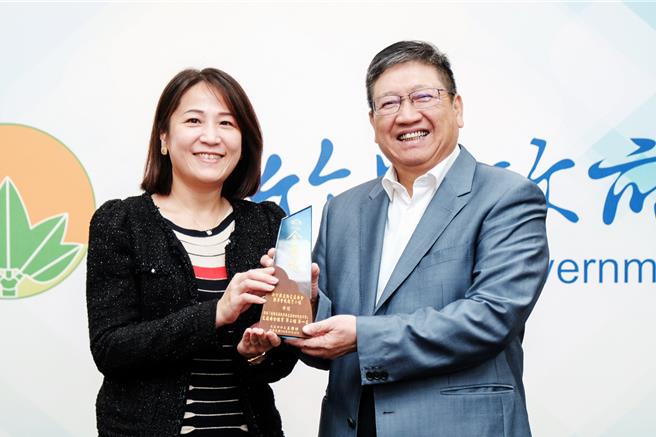 新竹县教育局长杨郡慈（左）指113年度有18所总量管制学校，已公布新生登记入学时程，县长杨文科（右）请各乡镇市公所配合在3月8日前寄发入学通知单。（罗浚滨摄）