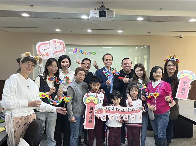 桃园市家庭教育中心21日起办理「新年好运龙总来」年节系列课程，包含4场家庭教育线上课程、3场线上及6场实体龙年故事亲子共学活动。（陈梦茹摄）