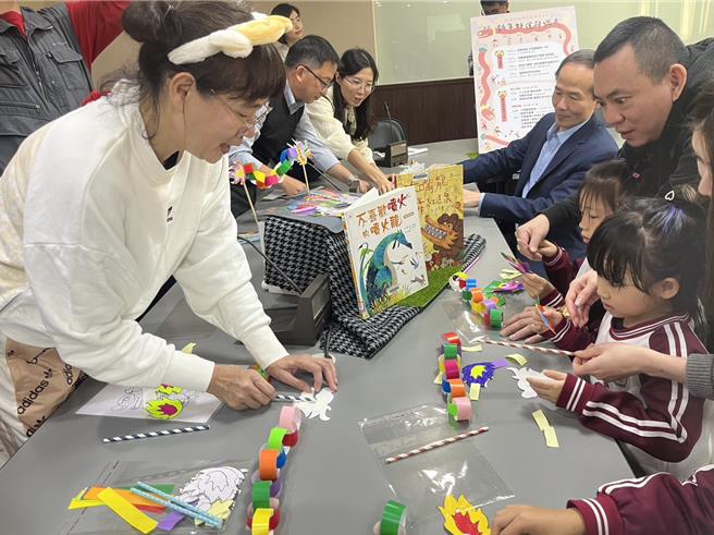 桃园市家庭教育中心21日起办理「新年好运龙总来」年节系列课程，包含4场家庭教育线上课程、3场线上及6场实体龙年故事亲子共学活动。（陈梦茹摄）