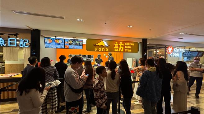 来自台中「FOND访韩国传统豆腐锅」庆祝开幕，限时8天推出买一送一优惠，就算平日也吸引大批饕客抢购。（柯宗纬摄）
