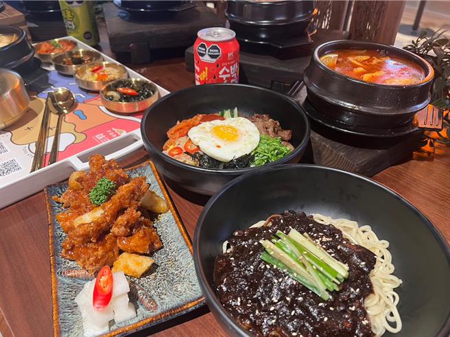 「FOND访韩国传统豆腐锅」于1月15日至18日午、晚餐时段及1月22日至25日午餐时段，推出限时8天的超狂豆腐锅定食任选买一送一。（柯宗纬翻摄）