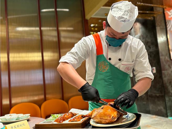 「鸭寮街-烤鸭点心坊」重新回归北高雄，进驻义享时尚广场7楼，除拿手的港式料理及点心之外，绝不能错过的便是主打的烤樱桃鸭一鸭多吃。（柯宗纬摄）