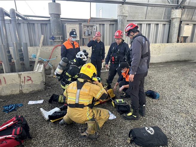 高雄市永安区兴达路17日下午3时许传出一起工安意外，消防局人员到场救援。（翻摄照片／林瑞益高雄传真）