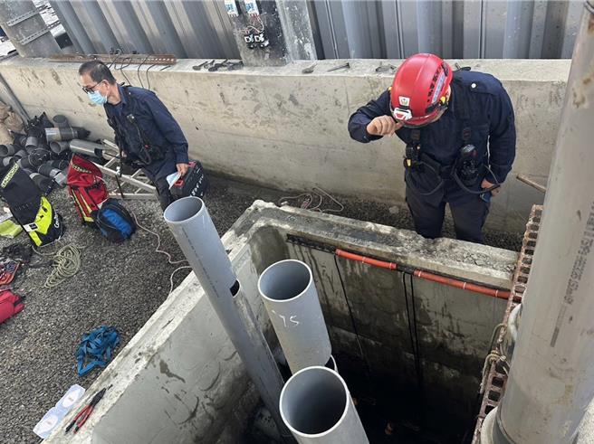 高雄市永安区兴达路17日下午3时许传出一起工安意外，消防局人员到场救援，图为事故现场。（翻摄照片／林瑞益高雄传真）