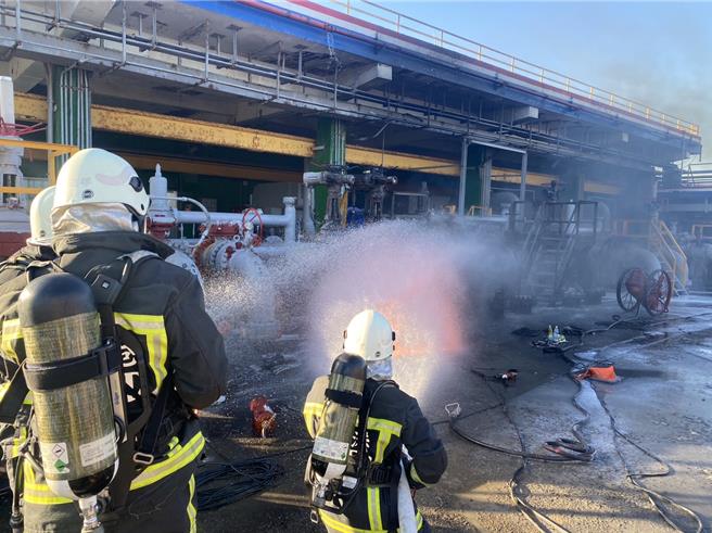基隆港西33码头17日下午发生管线火警，经基隆市消防局全力灌救，火势顺利在20分钟之内就扑灭。（基隆市消防局提供／张志康基隆传真）