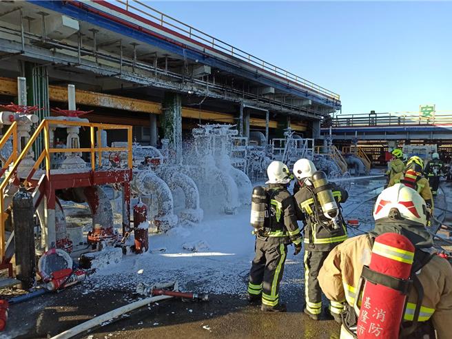 基隆港西33码头17日下午发生管线火警，经基隆市消防局全力灌救，火势顺利在20分钟之内就扑灭。（基隆市消防局提供／张志康基隆传真）