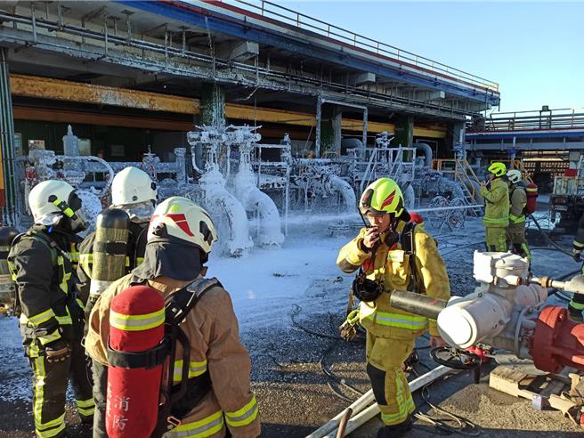 基隆港西33码头17日下午发生管线火警，经基隆市消防局全力灌救，火势顺利在20分钟之内就扑灭。（基隆市消防局提供／张志康基隆传真）