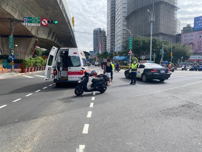 救护车出勤遭机车撞击。（翻摄画面）