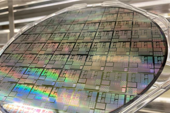 工研院建立深厚的前瞻记忆体研发能量，与晶圆制造龙头台积电合作，双方携手开发出自旋轨道转矩磁性记忆体，阵列晶片搭配创新的运算架构，功耗仅为STT-MRAM的百分之一。（工研院提供／邱立雅竹县传真）