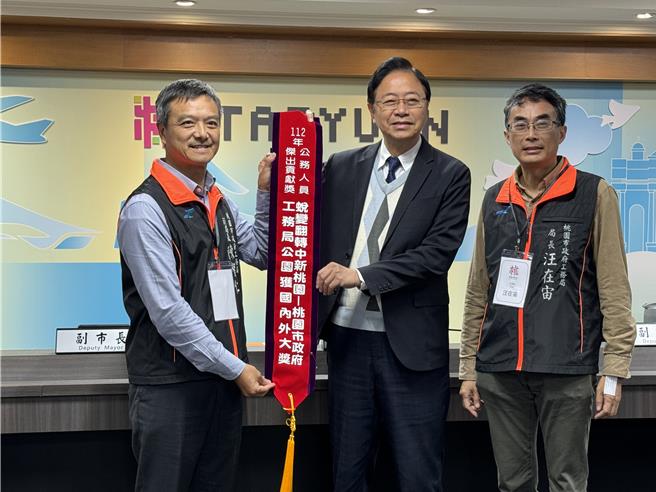 桃园市工务局今呈献荣获铨叙部112年公务人员杰出贡献奖团体奖给桃园市长张善政。（蔡依珍摄）