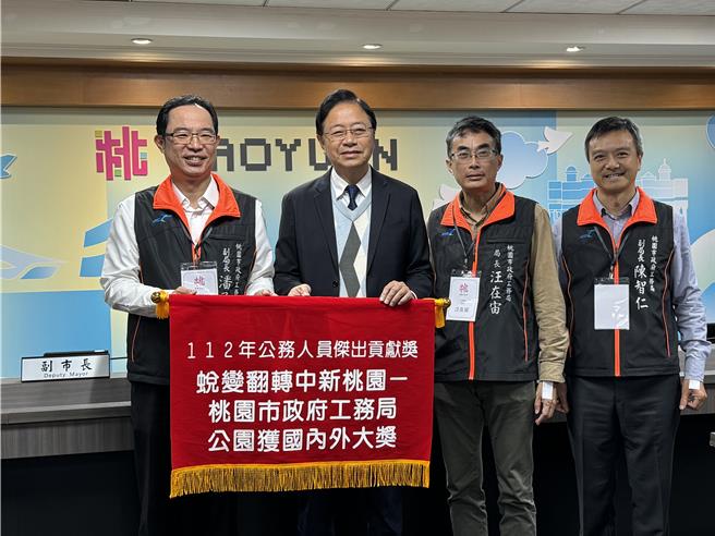 桃园市工务局今呈献荣获铨叙部112年公务人员杰出贡献奖团体奖给桃园市长张善政。（蔡依珍摄）