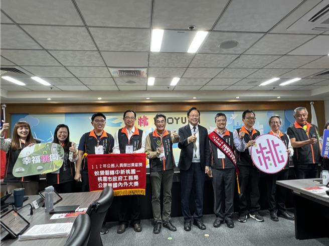 桃园市工务局今呈献荣获铨叙部112年公务人员杰出贡献奖团体奖给桃园市长张善政。（蔡依珍摄）