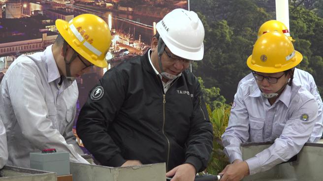 曾文生也体验台电第一线人员现场抢修作业，亲自操作配电地下电缆的压接与绝缘处理作业。（图片来源：记者 赖君欣 摄）
