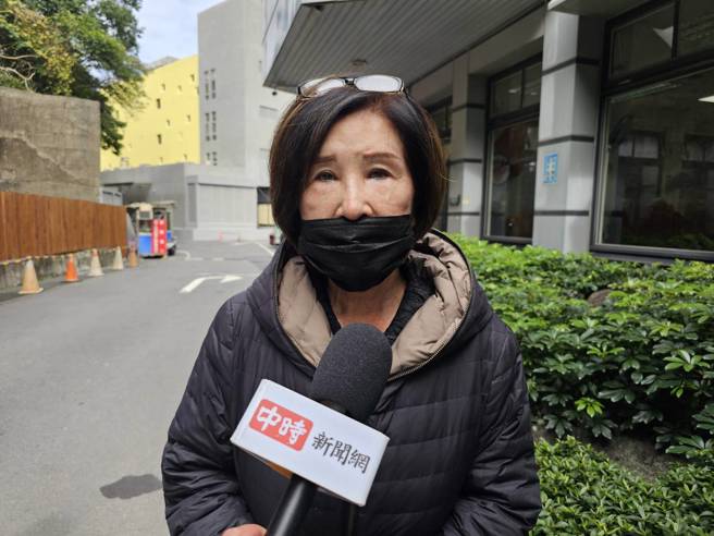 恬娃今(17)日送94歲母親最後一程。(游定剛拍攝)