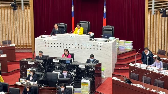 高市议会今（17）日成立各种委员会，国民党团杠上议长康裕成。（本报资料照片）