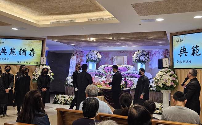 恬娃母親今(17)日在北市二殯舉辦告別式。(游定剛拍攝)