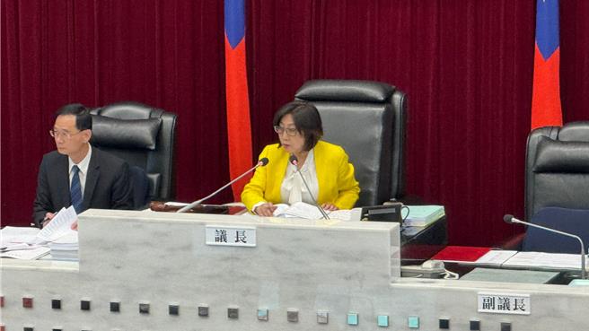 高市议长康裕成认为，成立各种委员会除攸关每位议员职权，更涉及市民权益，全体议员不能放弃自身职权，并强调「依规定该怎么办就怎么办」。（本报资料照片）