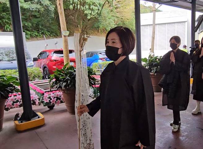 恬娃送母親最後一程。(游定剛拍攝)