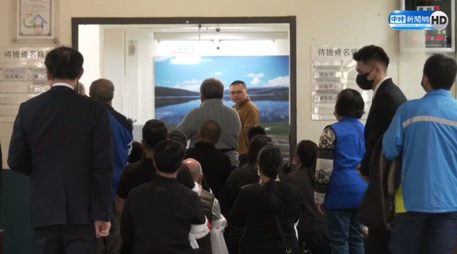 恬娃與親友跪地崩潰喊「火來了快跑」。(王紹羽拍攝)