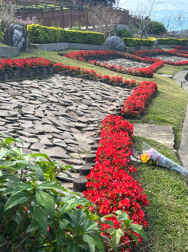 恬娃母親以花葬方式長眠陽明山。(恬娃提供)