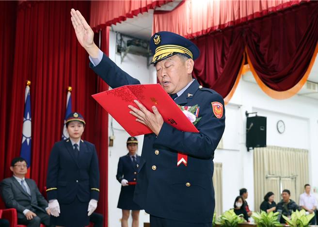 新任屏东县警局长戴台捷，17日下午1时30分于县警局顺利完成交接。（屏东县警局提供／林和生屏东传真）