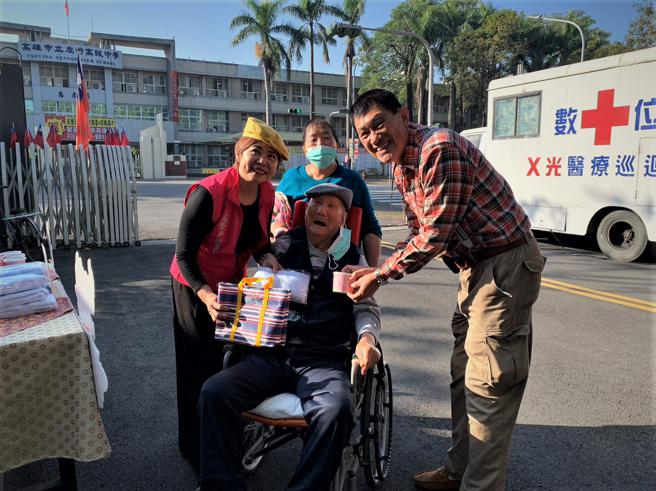 戶政的志工群熱情服務，協助伯伯們進行各項健康檢查（圖片來源：高雄市民政局提供）
