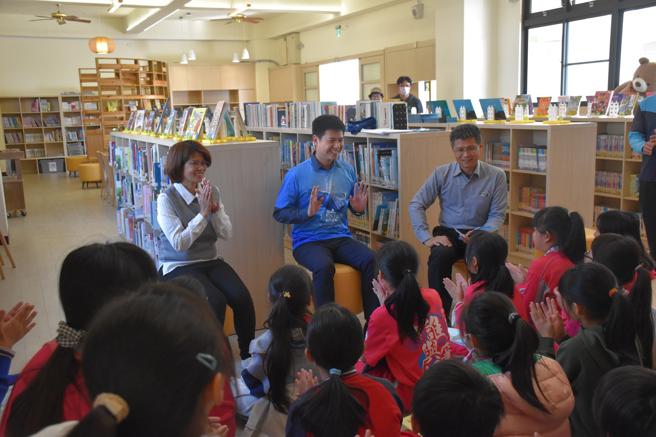 學生透過閱讀以海洋保育為主題繪本，進行班級小書Q&A創作（圖片來源：海洋保育署提供）
