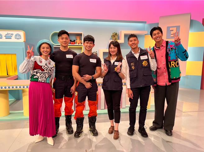 《今天推什么》邀请警消人员上节目，跟宇珊（左）、风田（右）合影。（年代提供）