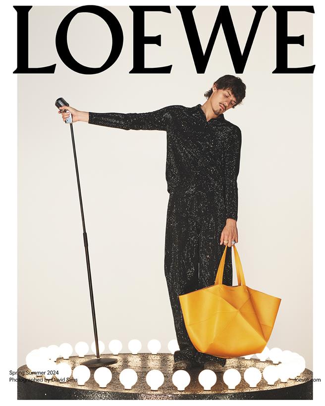 Omar Apollo自己与Loewe包款上台也挺High（Loewe提供／黄唯淯台北传真）