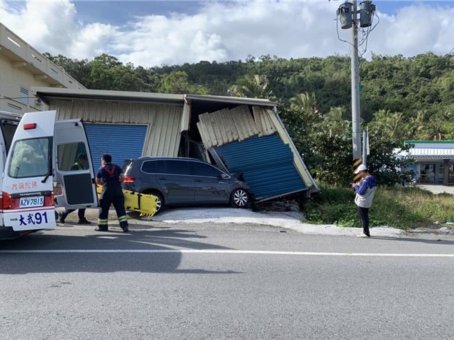 台9线422.1公里处今发生休旅车自撞槟榔摊，造成铁皮屋45度歪腰。（台东县警察局提供／萧嘉蕙台东传真）