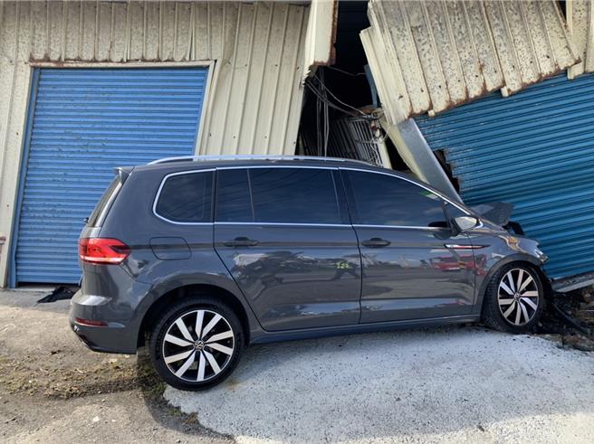 53岁洪姓男子驾驶黑色休旅车行经台9线422.1公里时，不明原因跨越双黄线自撞路边槟榔摊铁皮屋。（台东县警察局提供／萧嘉蕙台东传真）