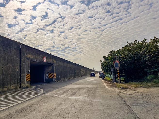 台61线桃园市大园、观音路段，民眾反映平面道路多处没路灯，盼尽快增设照明设施，提升行车安全。（市议员徐其万提供／蔡明亘桃园传真）