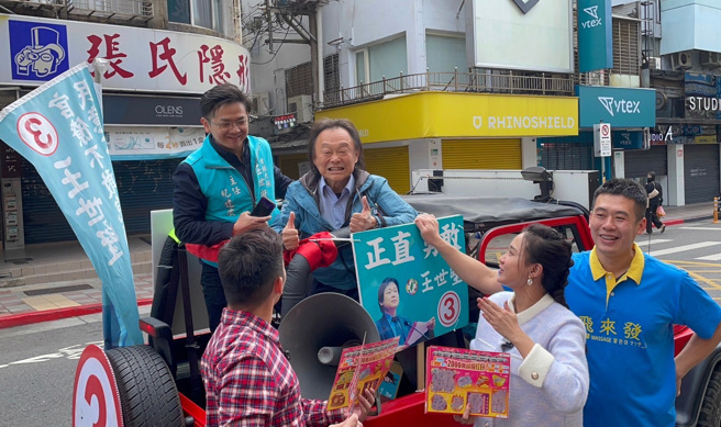 艺人何妤玟昨巧遇王世坚(上排右1)谢票。(YouTuber 骐乐绕地球 提供)