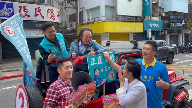 何妤玟(图中白衣者)遇王世坚秒变粉丝。(YouTuber 骐乐绕地球 提供)