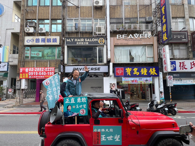 王世坚昨下午在士林文林路进行谢票。(YouTuber 骐乐绕地球 提供)