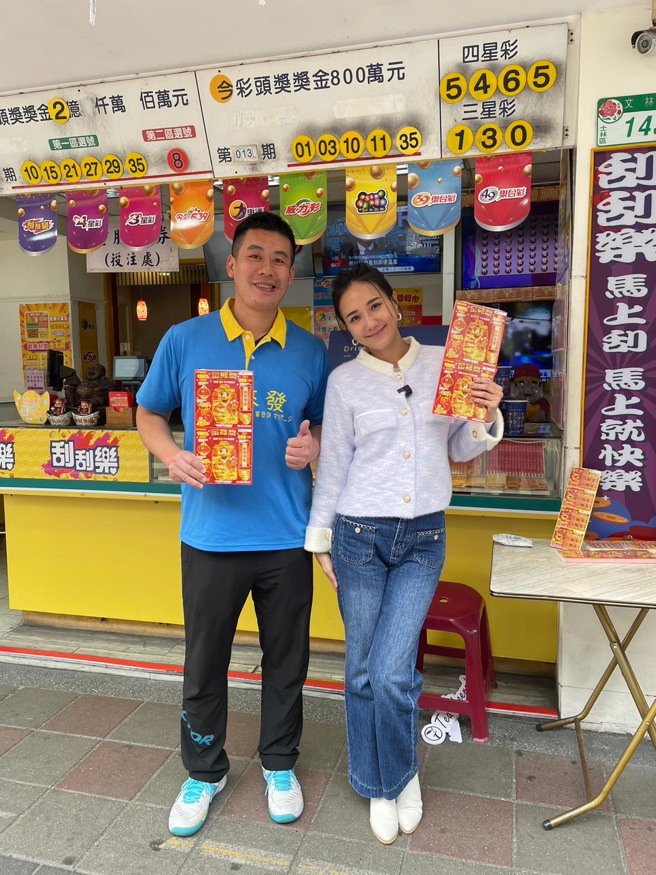 飞来发店长黄伟祺与何妤玟(图右)。(飞来发店长黄伟祺 提供)