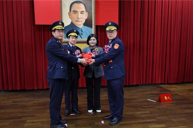 云林县警察局新任局长李建民（右一）、卸任局长林故廷（左一）17日交接印信，警政署警政委员黄势清（左二）监交，云林县长张丽善（右二）。（周丽兰摄）