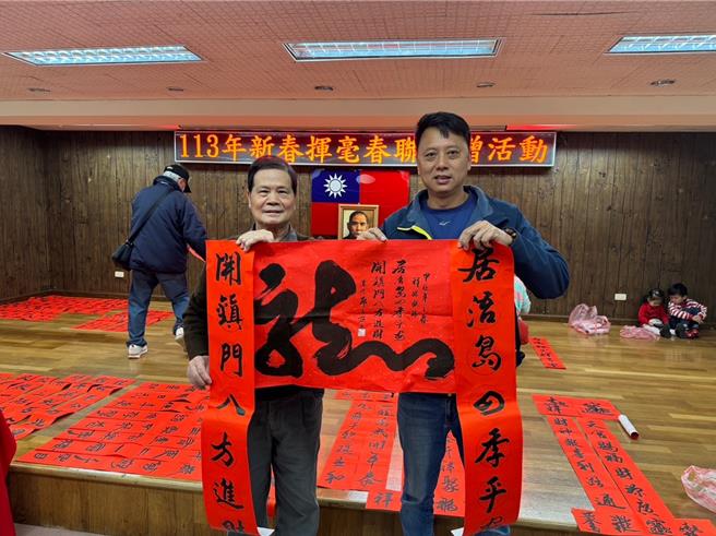 「新春挥毫赠春联」活动不仅可增添可年节喜庆的气氛，还兼具传承书法文化艺术的理念。(图／金湖镇公所提供)